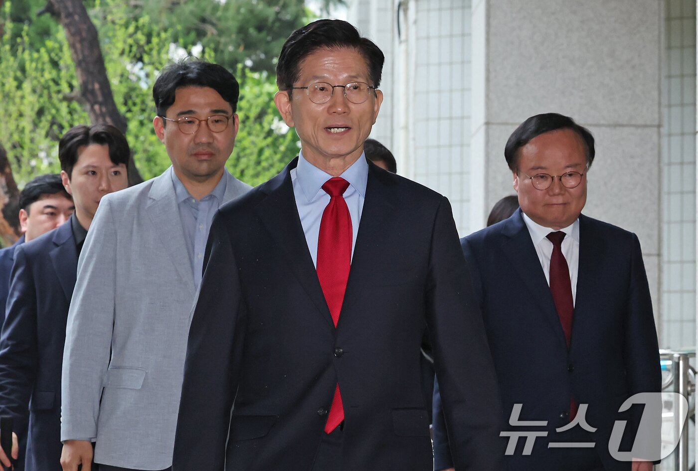 본문 이미지 - 국민의힘으로부터 대통령선거 후보 자격이 취소된 김문수 후보가 10일 오후 서울 양천구 남부지방법원에서 열린 후보 선출취소 효력정지 가처분 심문기일에 출석하고 있다. 2025.5.10/뉴스1 ⓒ News1 장수영 기자
