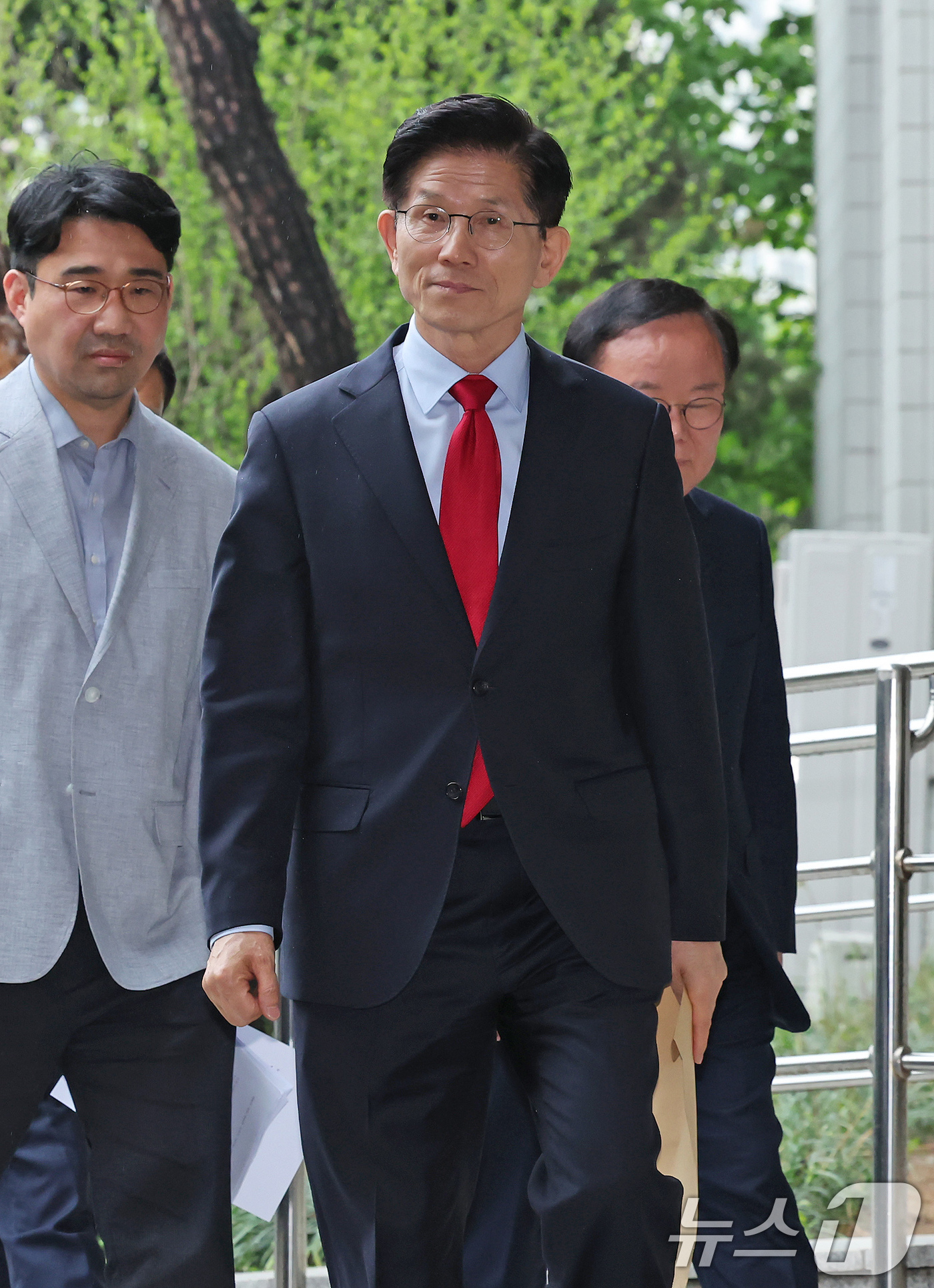 (서울=뉴스1) 장수영 기자 = 국민의힘으로부터 대통령선거 후보 자격이 취소된 김문수 후보가 10일 오후 서울 양천구 남부지방법원에서 열린 후보 선출취소 효력정지 가처분 심문기일에 …