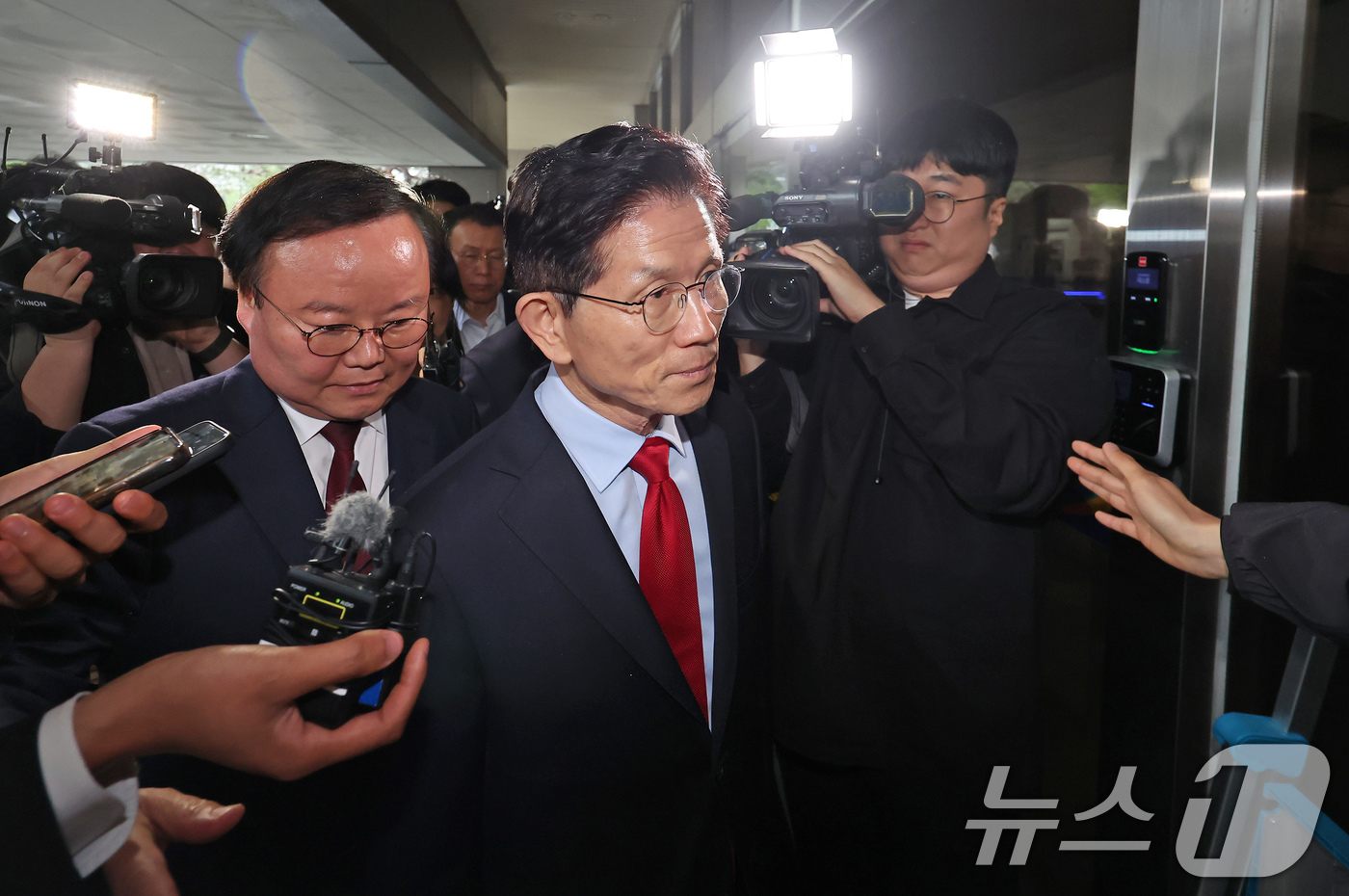(서울=뉴스1) 장수영 기자 = 국민의힘으로부터 대통령선거 후보 자격이 취소된 김문수 후보가 10일 오후 서울 양천구 남부지방법원에서 열린 후보 선출취소 효력정지 가처분 심문기일에 …