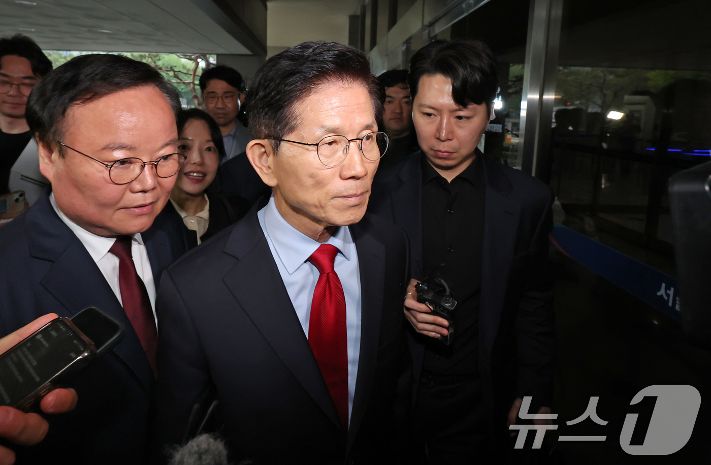 (서울=뉴스1) 장수영 기자 = 국민의힘으로부터 대통령선거 후보 자격이 취소된 김문수 후보가 10일 오후 서울 양천구 남부지방법원에서 열린 후보 선출취소 효력정지 가처분 심문기일에 …