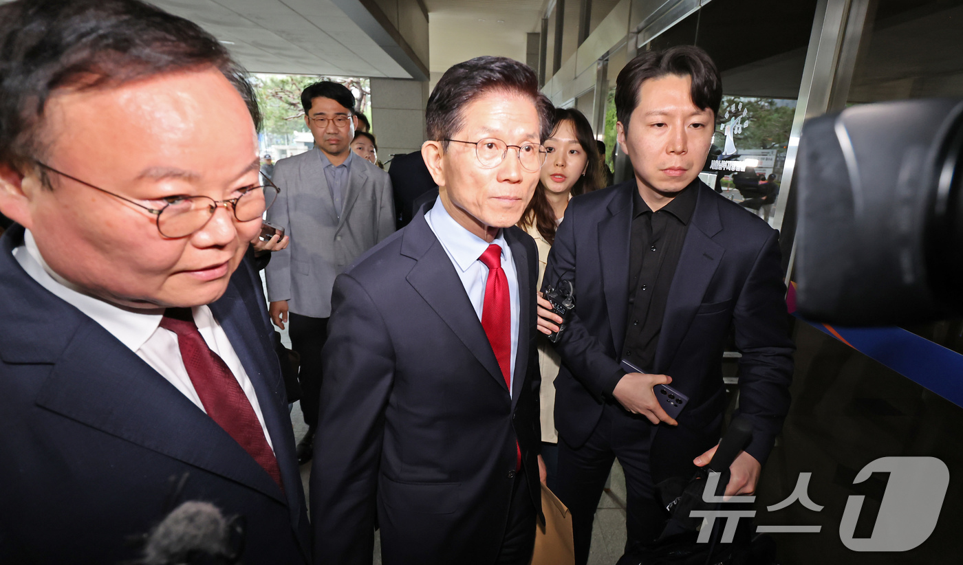 (서울=뉴스1) 장수영 기자 = 국민의힘으로부터 대통령선거 후보 자격이 취소된 김문수 후보가 10일 오후 서울 양천구 남부지방법원에서 열린 후보 선출취소 효력정지 가처분 심문기일에 …