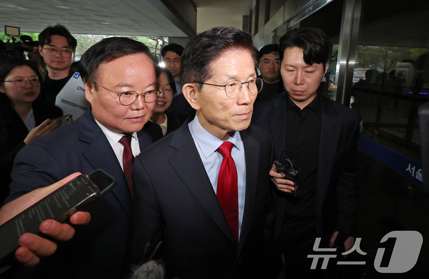 (서울=뉴스1) 장수영 기자 = 국민의힘으로부터 대통령선거 후보 자격이 취소된 김문수 후보가 10일 오후 서울 양천구 남부지방법원에서 열린 후보 선출취소 효력정지 가처분 심문기일에 …