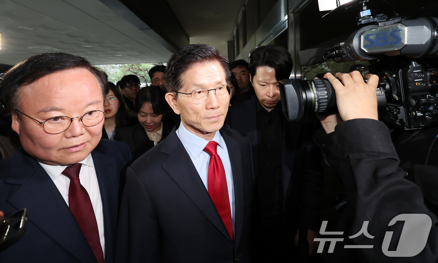 (서울=뉴스1) 장수영 기자 = 국민의힘으로부터 대통령선거 후보 자격이 취소된 김문수 후보가 10일 오후 서울 양천구 남부지방법원에서 열린 후보 선출취소 효력정지 가처분 심문기일에 …