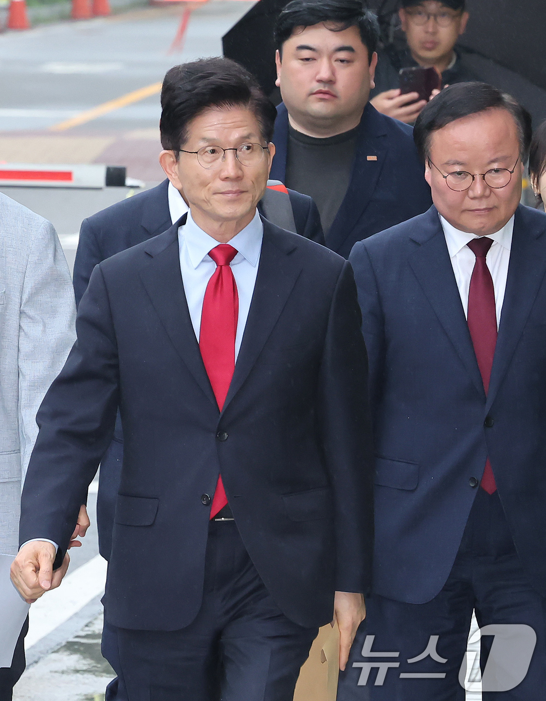 (서울=뉴스1) 장수영 기자 = 국민의힘으로부터 대통령선거 후보 자격이 취소된 김문수 후보가 10일 오후 서울 양천구 남부지방법원에서 열린 후보 선출취소 효력정지 가처분 심문기일에 …