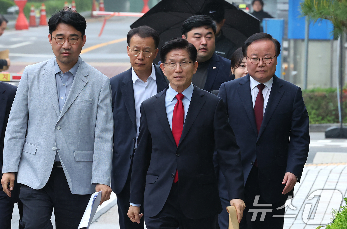 (서울=뉴스1) 장수영 기자 = 국민의힘으로부터 대통령선거 후보 자격이 취소된 김문수 후보가 10일 오후 서울 양천구 남부지방법원에서 열린 후보 선출취소 효력정지 가처분 심문기일에 …