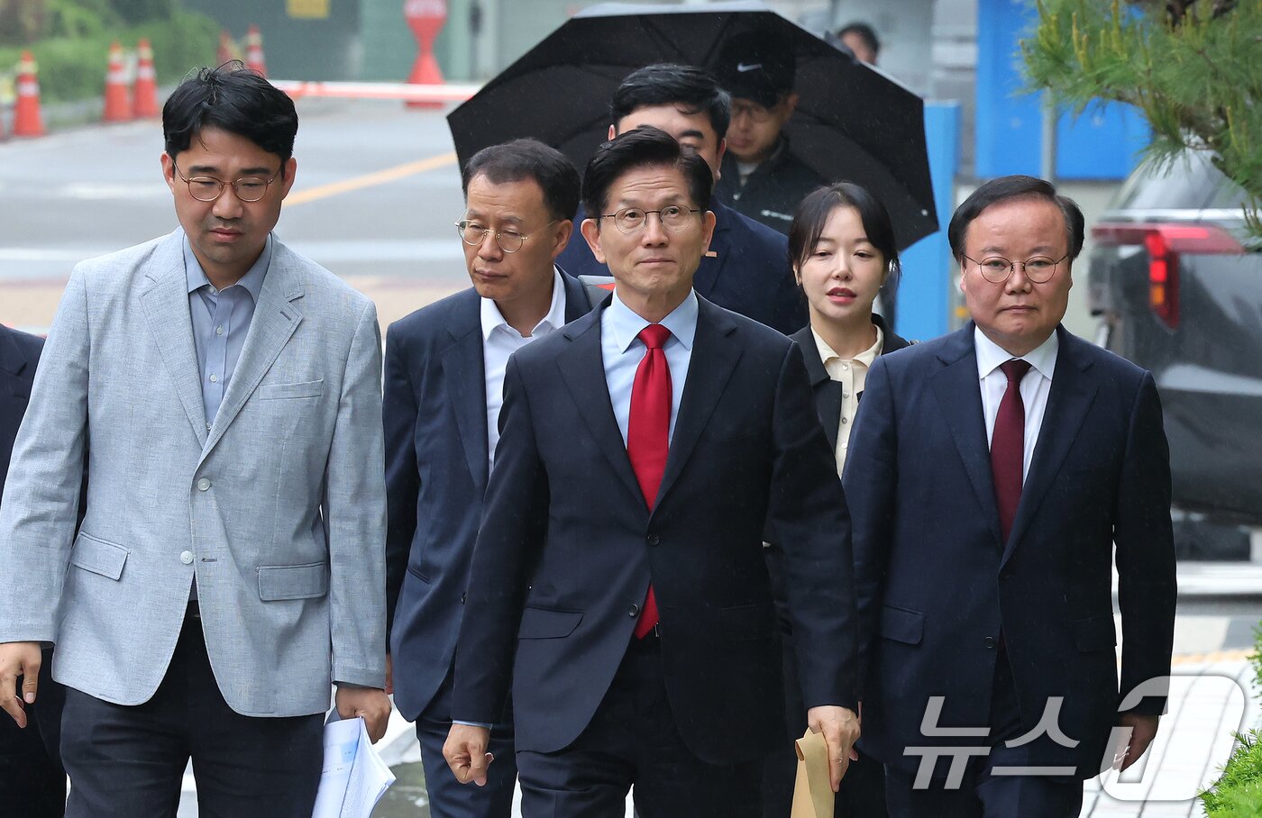 본문 이미지 - 국민의힘으로부터 대통령선거 후보 자격이 취소된 김문수 후보가 10일 오후 서울 양천구 남부지방법원에서 열린 후보 선출취소 효력정지 가처분 심문기일에 출석하고 있다. 2025.5.10/뉴스1 ⓒ News1 장수영 기자