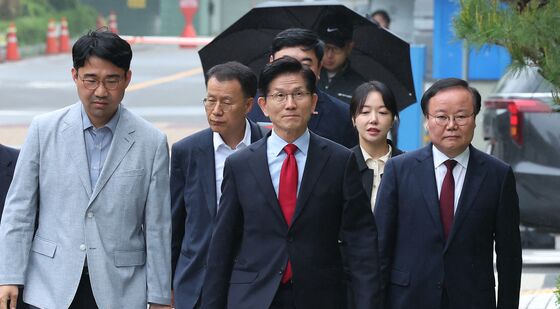 법원에 직접 출석하는 김문수