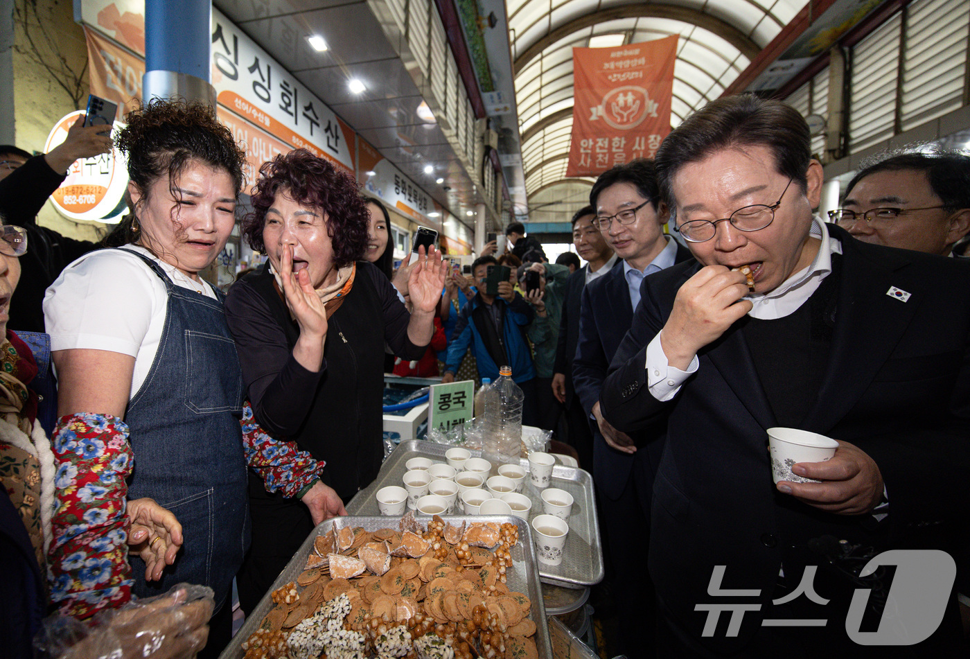 (사천=뉴스1) 이재명 기자 = 경청투어에 나선 이재명 더불어민주당 대통령 후보가 10일 오후 경남 사천시 사천읍시장에서 과자를 맛보고 있다. 2025.5.10/뉴스1