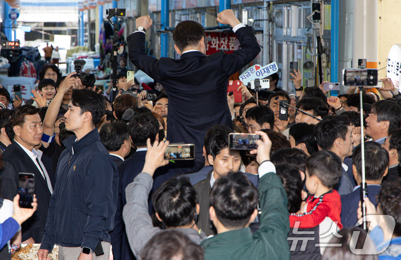 (사천=뉴스1) 이재명 기자 = 경청투어에 나선 이재명 더불어민주당 대통령 후보가 10일 오후 경남 사천시 사천읍시장에서  연설을 하고 있다. 2025.5.10/뉴스1