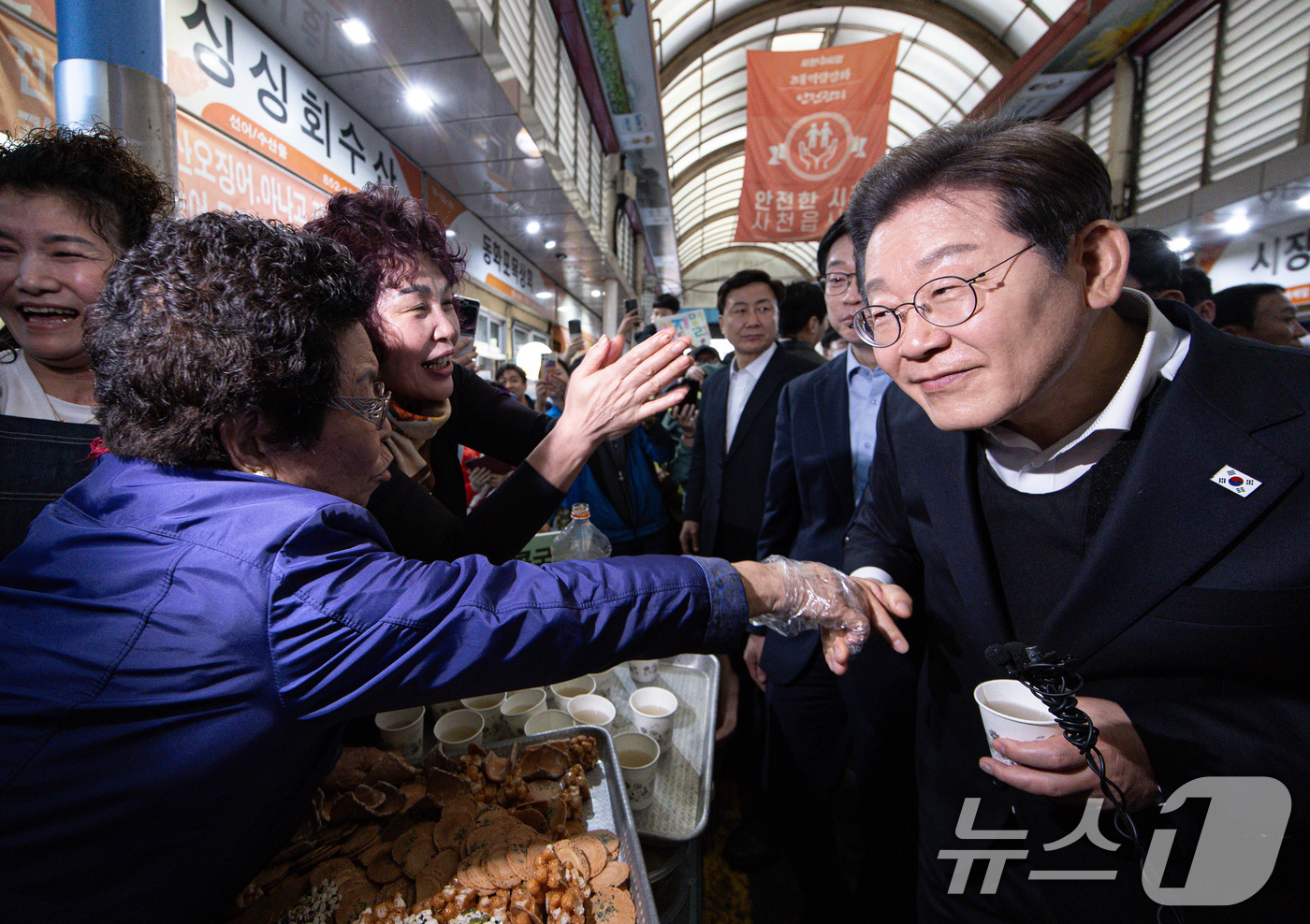 (사천=뉴스1) 이재명 기자 = 경청투어에 나선 이재명 더불어민주당 대통령 후보가 10일 오후 경남 사천시 사천읍시장에서  상인들과 대화를 나누고 있다. 2025.5.10/뉴스1