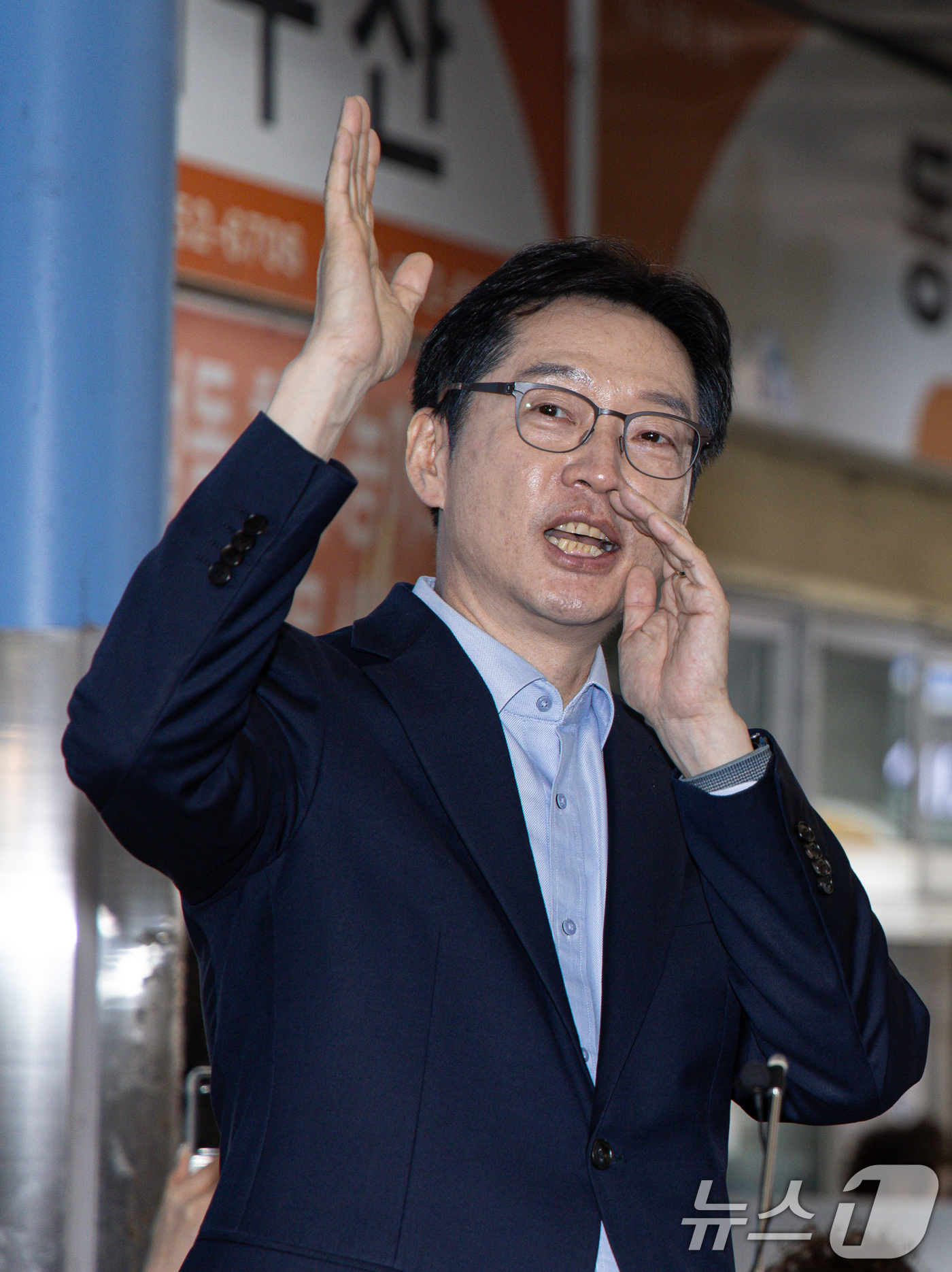 (사천=뉴스1) 이재명 기자 = 김경수 더불어민주당 총괄선대위원장이 10일 오후 경남 사천시 사천읍시장을 찾아 연설을 하고 있다. 2025.5.10/뉴스1