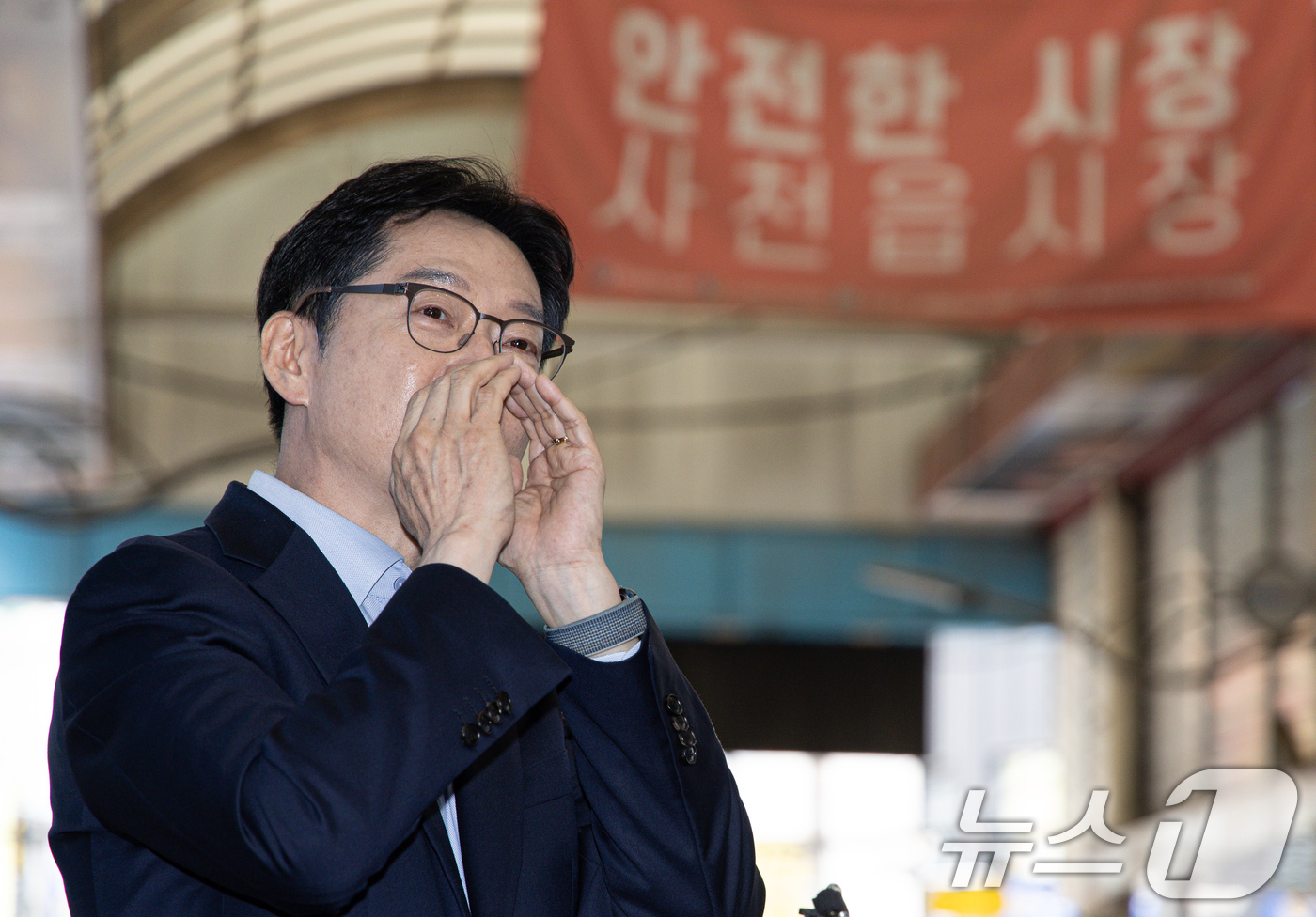 (사천=뉴스1) 이재명 기자 = 김경수 더불어민주당 총괄선대위원장이 10일 오후 경남 사천시 사천읍시장을 찾아 연설을 하고 있다. 2025.5.10/뉴스1