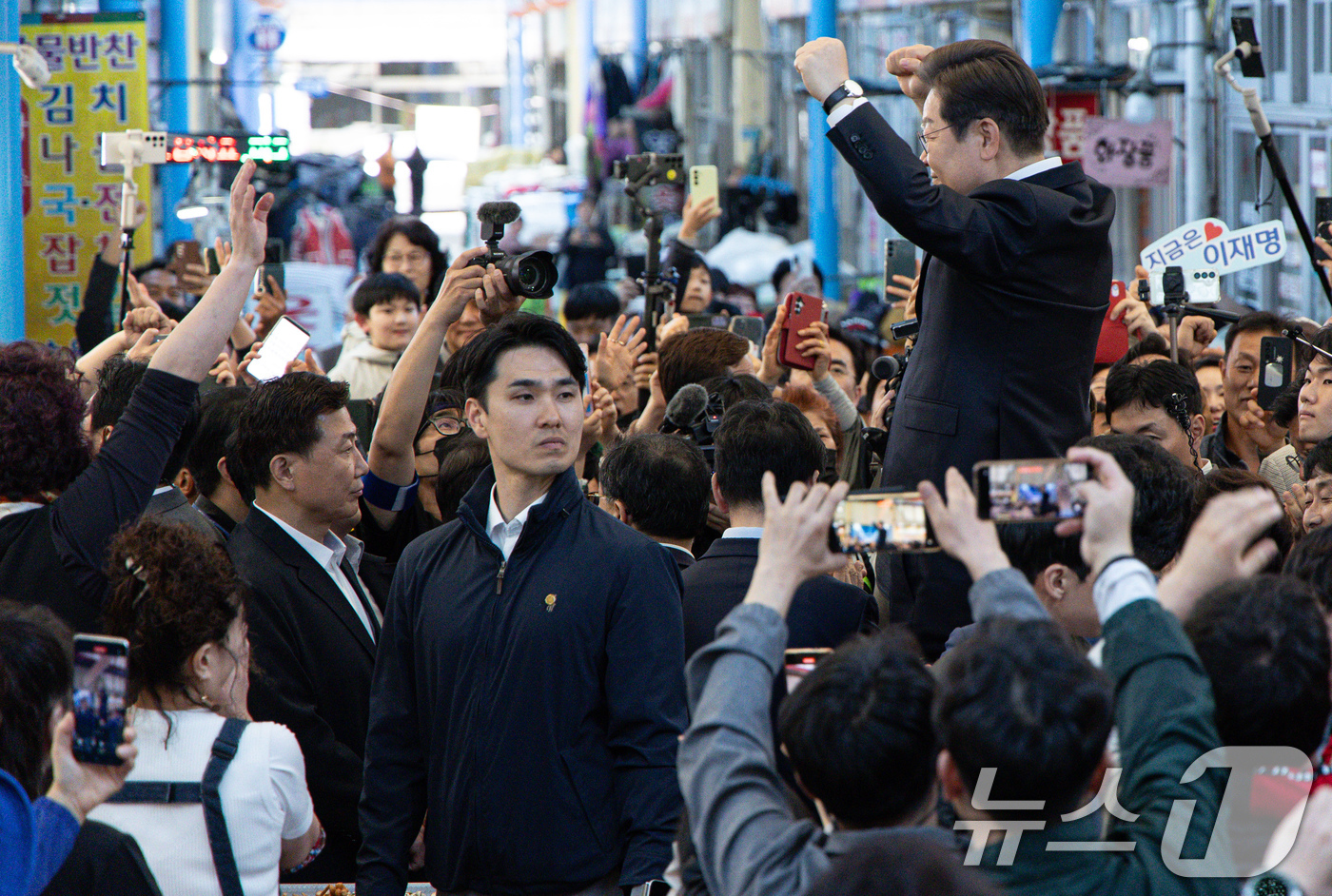 (사천=뉴스1) 이재명 기자 = 경청투어에 나선 이재명 더불어민주당 대통령 후보가 10일 오후 경남 사천시 사천읍시장에서  연설을 하고 있다. 2025.5.10/뉴스1