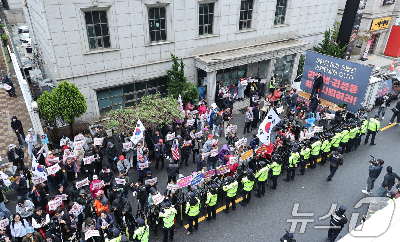 본문 이미지 - 국민의힘이 대통령 후보 교체 절차를 밟은 10일 김문수 후보 지지자들이 서울 여의도 당사 앞에서 권영세 비상대책위원장과 권성동 원내대표 사퇴를 촉구하고 있다. 2025.5.10/뉴스1 ⓒ News1 안은나 기자