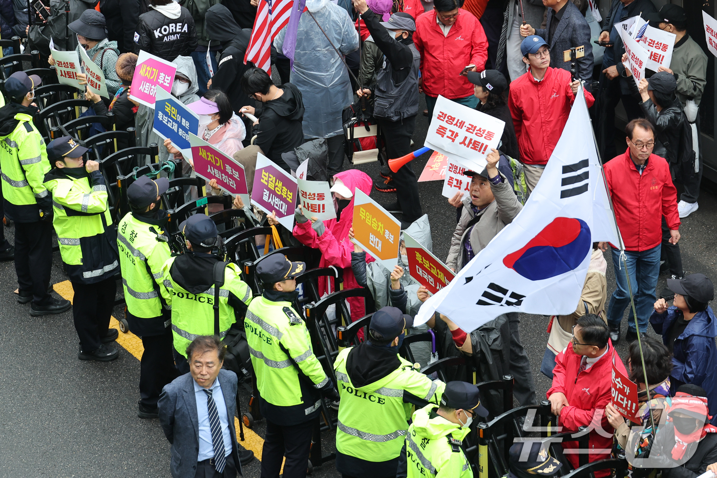 (서울=뉴스1) 안은나 기자 = 국민의힘이 대통령 후보 교체 절차를 밟은 10일 김문수 후보 지지자들이 서울 여의도 당사 앞에서 권영세 비상대책위원장과 권성동 원내대표 사퇴를 촉구 …
