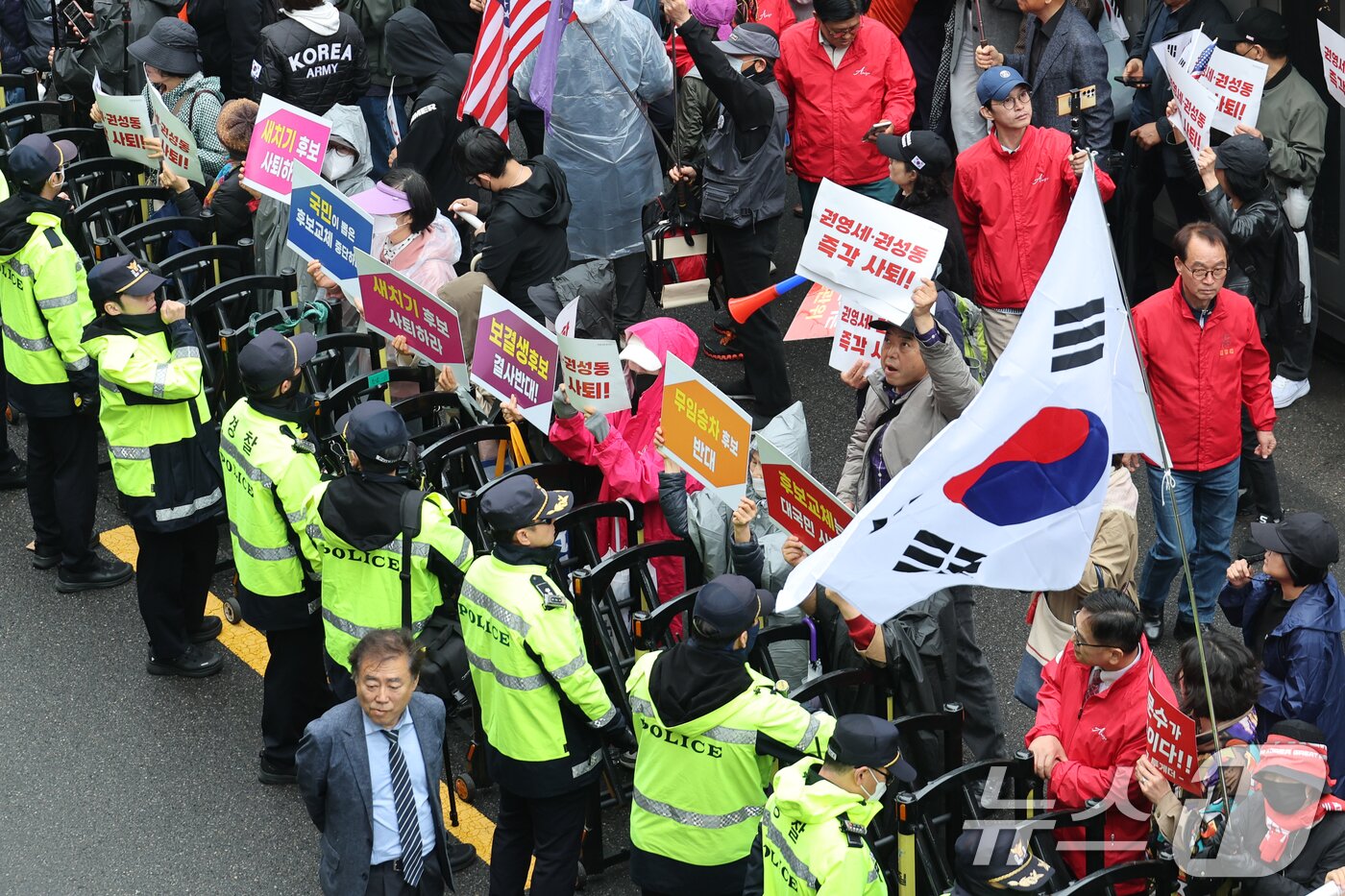 본문 이미지 - 국민의힘이 대통령 후보 교체 절차를 밟은 10일 김문수 후보 지지자들이 서울 여의도 당사 앞에서 권영세 비상대책위원장과 권성동 원내대표 사퇴를 촉구하고 있다. 2025.5.10/뉴스1 ⓒ News1 안은나 기자