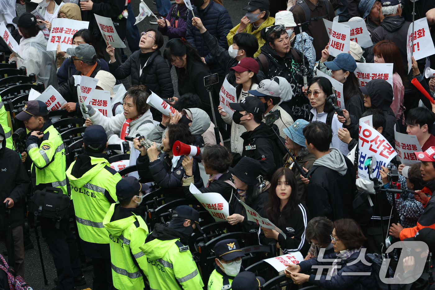 (서울=뉴스1) 안은나 기자 = 국민의힘이 대통령 후보 교체 절차를 밟은 10일 김문수 후보 지지자들이 서울 여의도 당사 앞에서 권영세 비상대책위원장과 권성동 원내대표 사퇴를 촉구 …