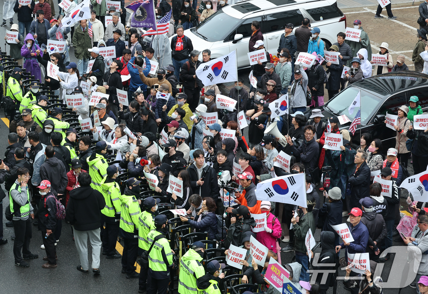 (서울=뉴스1) 안은나 기자 = 국민의힘이 대통령 후보 교체 절차를 밟은 10일 김문수 후보 지지자들이 서울 여의도 당사 앞에서 권영세 비상대책위원장과 권성동 원내대표 사퇴를 촉구 …