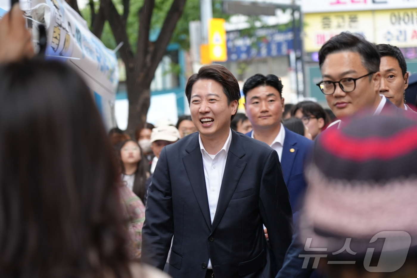 (대구=뉴스1) = 이준석 개혁신당 대통령 후보가 10일 대구 중구 동성로를 찾아 거리버스킹 연설을 하고 있다. (이준석 캠프 제공, 재판매 및 DB 금지) 2025.5.10/뉴스 …