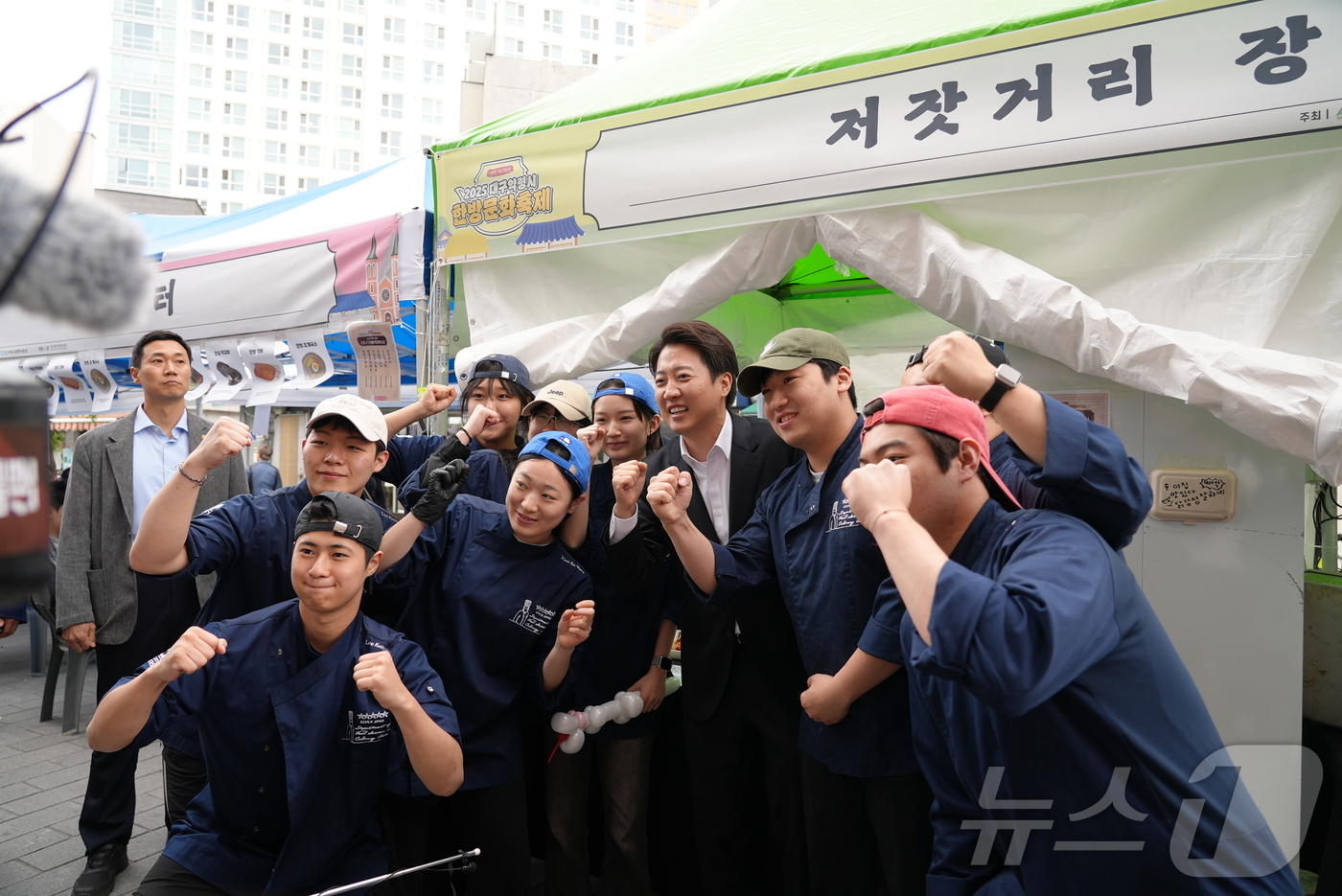 (대구=뉴스1) = 이준석 개혁신당 대통령 후보가 10일 대구 중구에서 열린 2025 대구약령시 한방문화축제를 찾아 기념 촬영하고 있다. (이준석 캠프 제공, 재판매 및 DB 금지 …