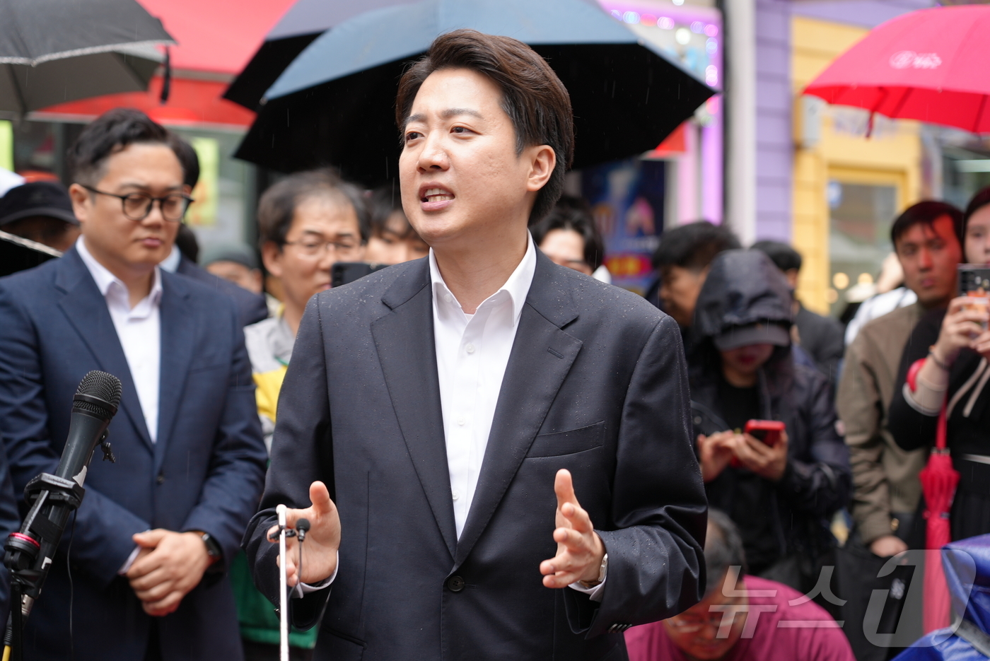 (대구=뉴스1) = 이준석 개혁신당 대통령 후보가 10일 대구 중구 동성로를 찾아 거리버스킹 연설을 하고 있다. (이준석 캠프 제공, 재판매 및 DB 금지) 2025.5.10/뉴스 …