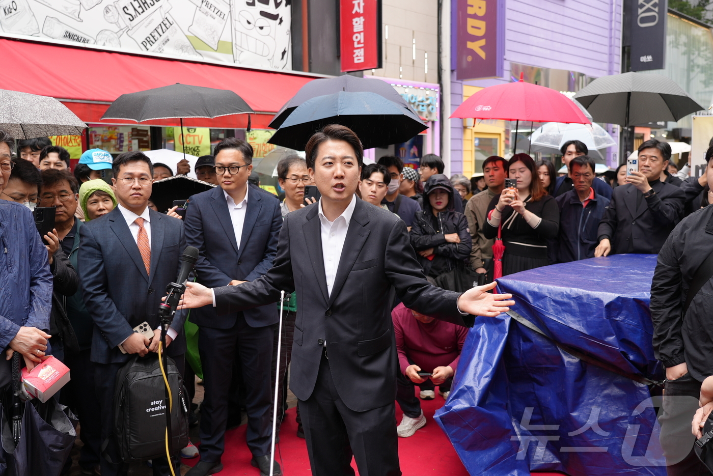 (대구=뉴스1) = 이준석 개혁신당 대통령 후보가 10일 대구 중구 동성로를 찾아 거리버스킹 연설을 하고 있다. (이준석 캠프 제공, 재판매 및 DB 금지) 2025.5.10/뉴스 …