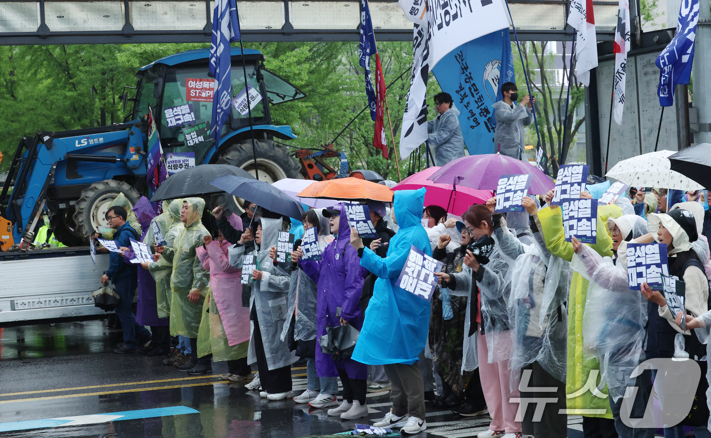 (서울=뉴스1) 김명섭 기자 = 10일 서울 종로구 동십자각 인근에서 열린 '사회대개혁비상행동, 내란청산 사회대개혁 시민행진'에서 참가자들이 구호를 외치고 있다.  2025.5.1 …