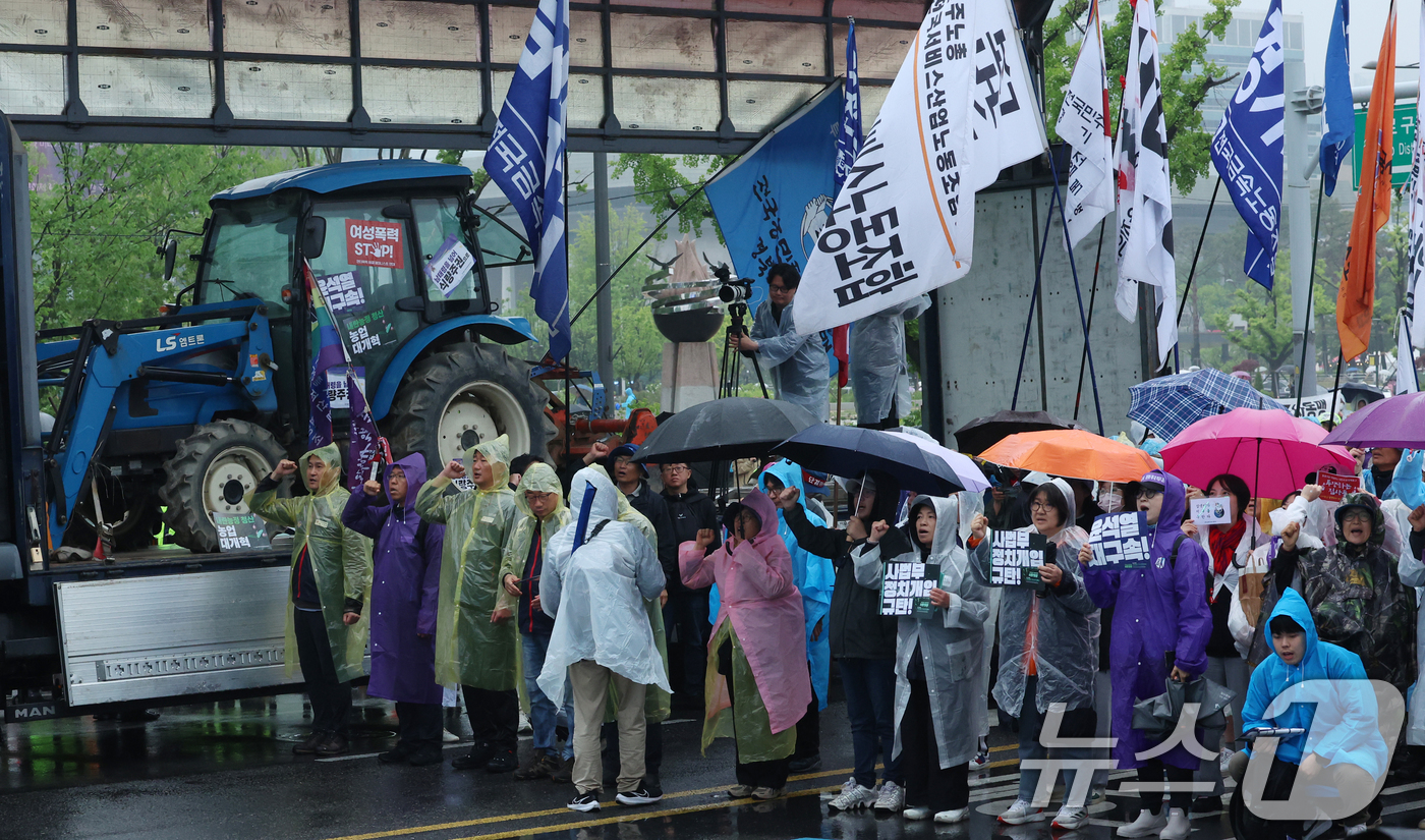 (서울=뉴스1) 김명섭 기자 = 10일 서울 종로구 동십자각 인근에서 열린 '사회대개혁비상행동, 내란청산 사회대개혁 시민행진'에서 참가자들이 구호를 외치고 있다.  2025.5.1 …