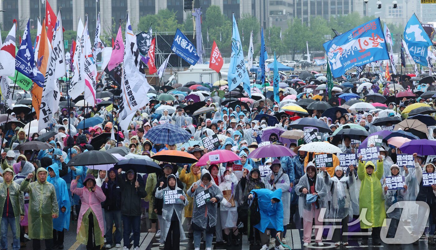 본문 이미지 - 10일 서울 종로구 동십자각 인근에서 열린 &#39;사회대개혁비상행동, 내란청산 사회대개혁 시민행진&#39;에서 참가자들이 구호를 외치고 있다. 2025.5.10/뉴스1 ⓒ News1 김명섭 기자