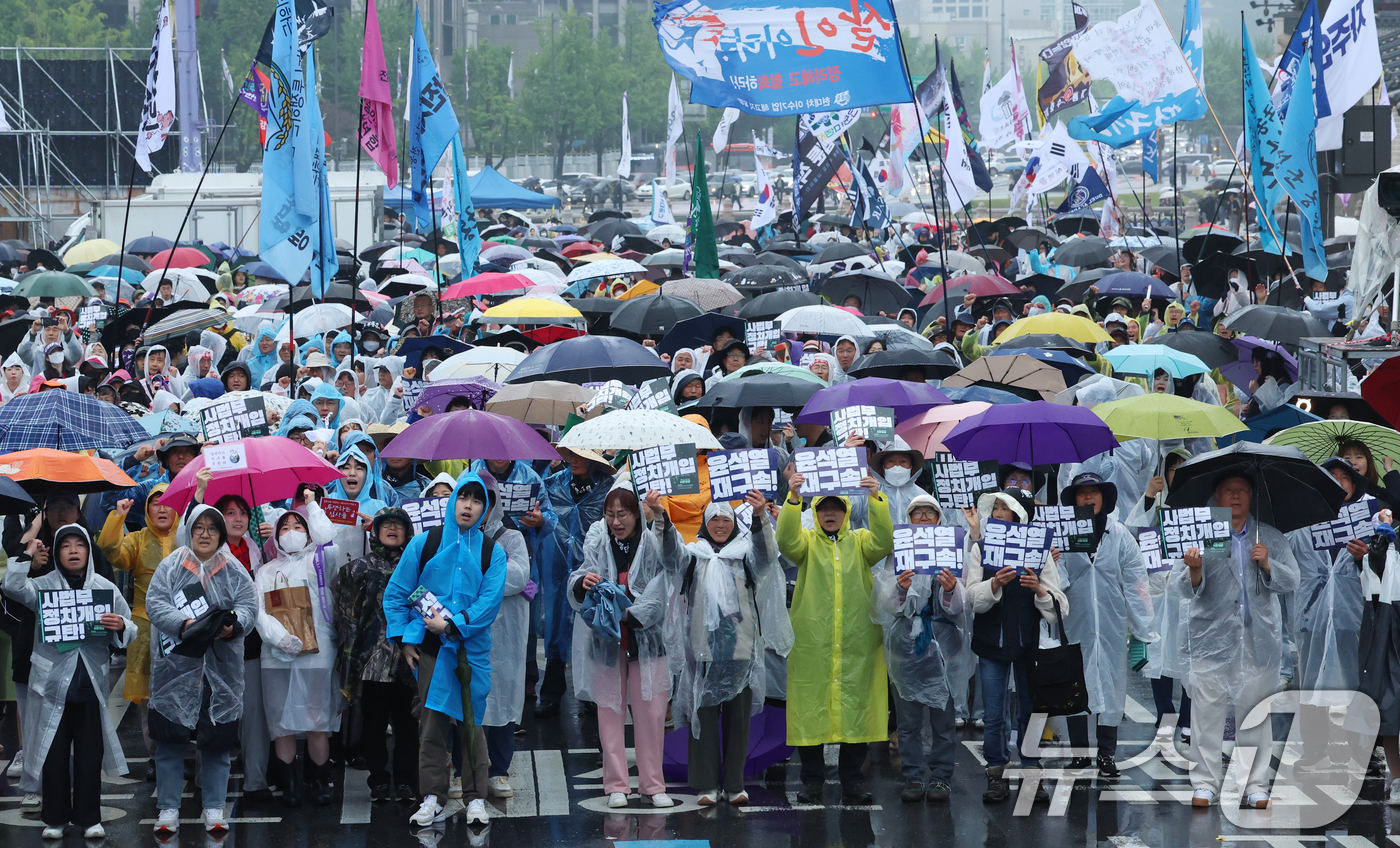 (서울=뉴스1) 김명섭 기자 = 10일 서울 종로구 동십자각 인근에서 열린 '사회대개혁비상행동, 내란청산 사회대개혁 시민행진'에서 참가자들이 구호를 외치고 있다.  2025.5.1 …