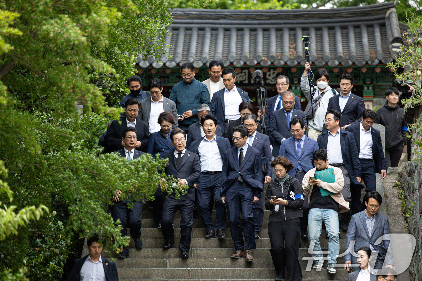 (남해=뉴스1) 이재명 기자 = 경청투어에 나선 이재명 더불어민주당 대통령 후보가 10일 오후 경남 남해군 충렬사를 찾아 이순신 장군 사당 참배를 마친 후 나오고 있다. 2025. …