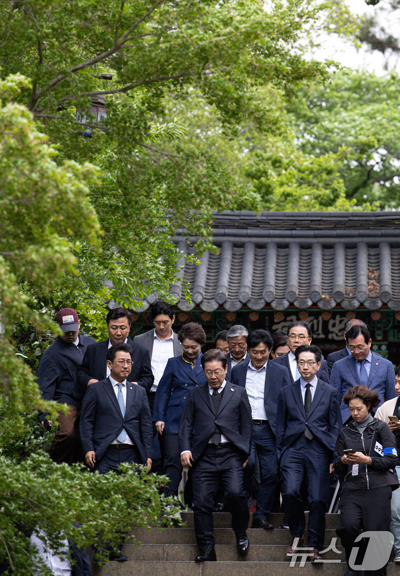 (남해=뉴스1) 이재명 기자 = 경청투어에 나선 이재명 더불어민주당 대통령 후보가 10일 오후 경남 남해군 충렬사를 찾아 이순신 장군 사당 참배를 마친 후 나오고 있다. 2025. …