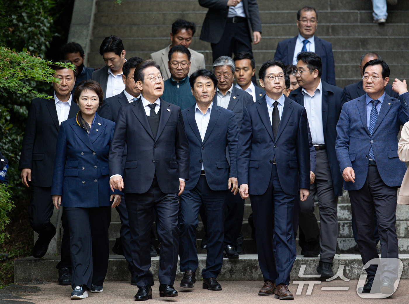 (남해=뉴스1) 이재명 기자 = 경청투어에 나선 이재명 더불어민주당 대통령 후보가 10일 오후 경남 남해군 충렬사를 찾아 이순신 장군 사당 참배를 마친 후 나오고 있다. 2025. …