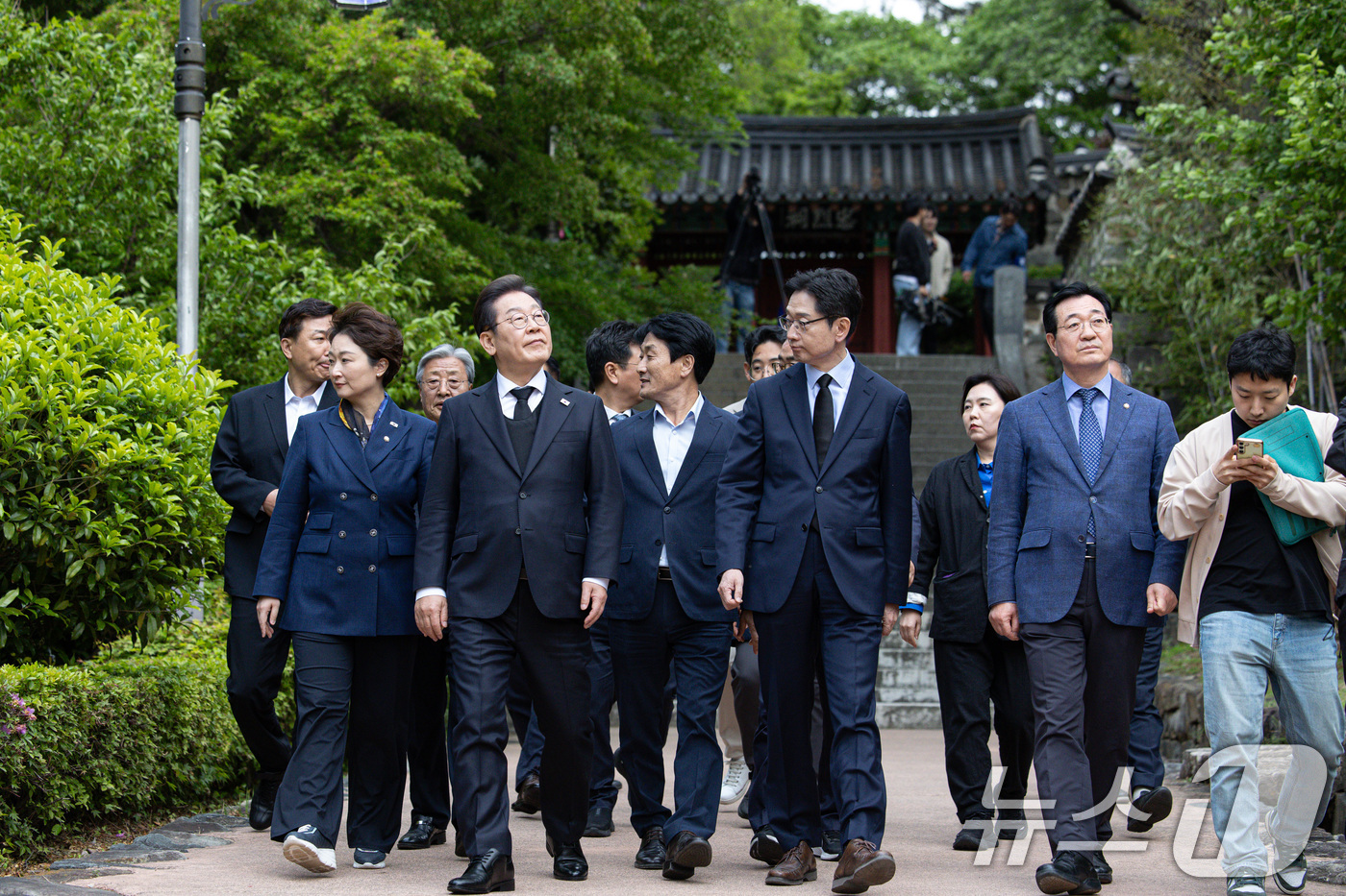 (남해=뉴스1) 이재명 기자 = 경청투어에 나선 이재명 더불어민주당 대통령 후보가 10일 오후 경남 남해군 충렬사를 찾아 이순신 장군 사당 참배를 마친 후 나오고 있다. 2025. …