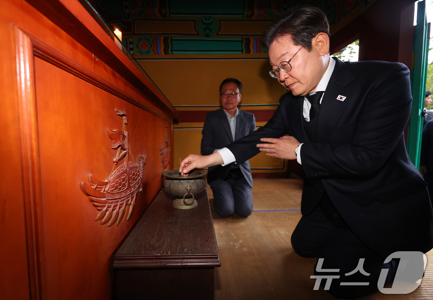 (남해=뉴스1) 이재명 기자 = 경청투어에 나선 이재명 더불어민주당 대통령 후보가 10일 오후 경남 남해군 충렬사를 찾아 이순신 장군 사당을 참배하고 있다. (공동취재) 2025. …