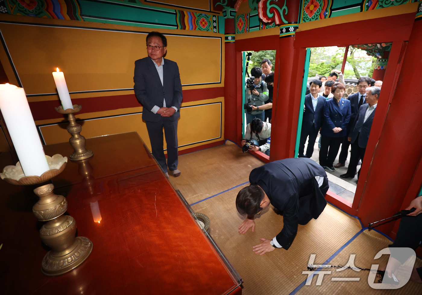 (남해=뉴스1) 이재명 기자 = 경청투어에 나선 이재명 더불어민주당 대통령 후보가 10일 오후 경남 남해군 충렬사를 찾아 이순신 장군 사당을 참배하고 있다. (공동취재) 2025. …