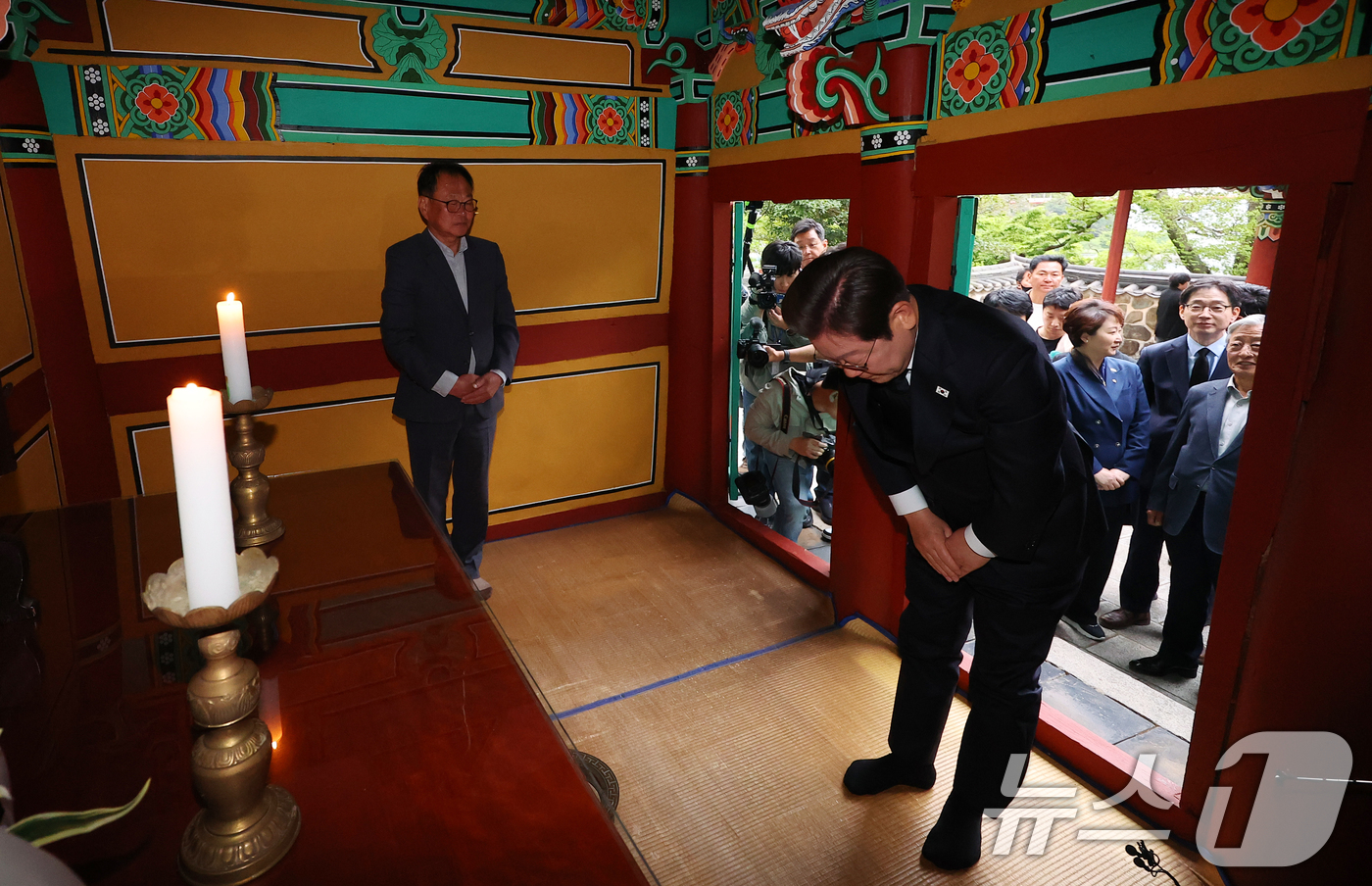 (남해=뉴스1) 이재명 기자 = 경청투어에 나선 이재명 더불어민주당 대통령 후보가 10일 오후 경남 남해군 충렬사를 찾아 이순신 장군 사당을 참배하고 있다. (공동취재) 2025. …