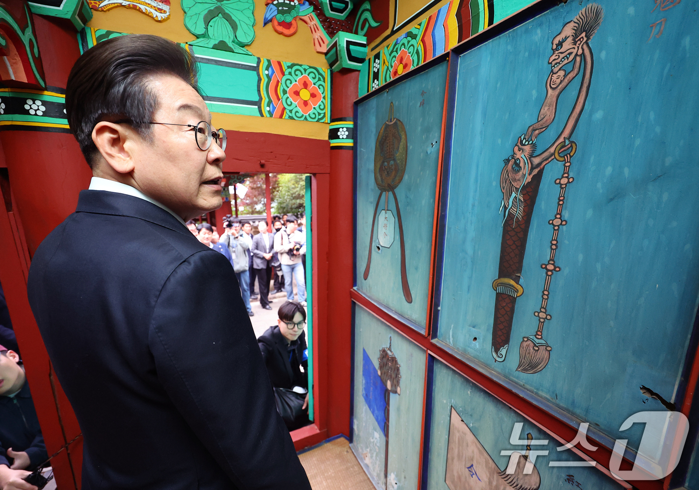 (남해=뉴스1) 이재명 기자 = 경청투어에 나선 이재명 더불어민주당 대통령 후보가 10일 오후 경남 남해군 충렬사를 찾아 이순신 장군 사당을 참배하고 있다. (공동취재) 2025. …