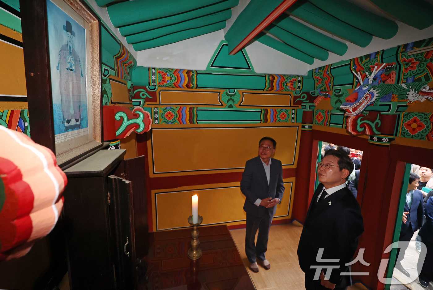 (남해=뉴스1) 이재명 기자 = 경청투어에 나선 이재명 더불어민주당 대통령 후보가 10일 오후 경남 남해군 충렬사를 찾아 이순신 장군 사당을 참배하고 있다. (공동취재) 2025. …