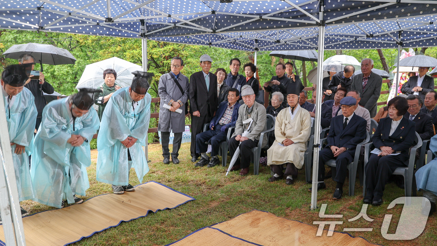 (서울=뉴스1) 김명섭 기자 = 강정애 국가보훈부 장관이 10일 오전 서울 강북구 수유 국가관리묘역에서 열린 심산 김창숙 선생 서거 63주기 추모제전에 참석하여 제례봉행을 보고 있 …