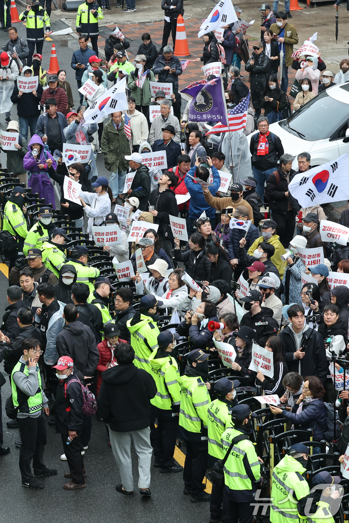 (서울=뉴스1) 안은나 기자 = 국민의힘이 대통령 후보 교체 절차를 밟은 10일 김문수 후보 지지자들이 서울 여의도 당사 앞에서 권영세 비상대책위원장과 권성동 원내대표 사퇴를 촉구 …