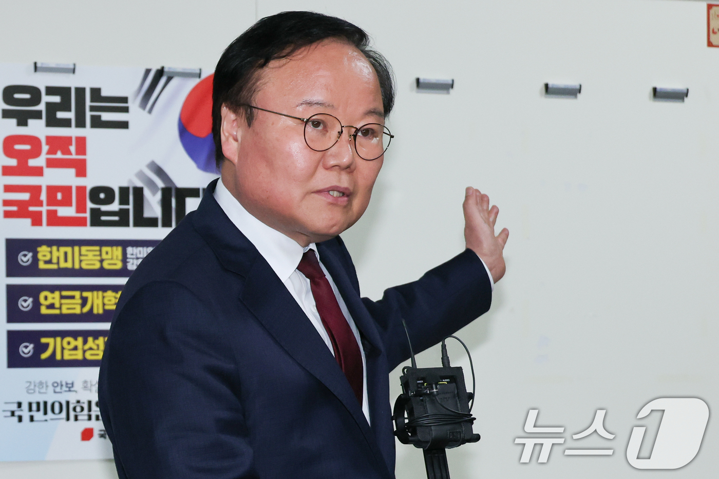 (서울=뉴스1) 안은나 기자 = 김문수 국민의힘 대통령 후보 대리인인 김재원 비서실장이 10일 서울 여의도 국회에서 단일화 협상 관련 한덕수 예비후보 측과 회동을 마친 뒤 브리핑을 …