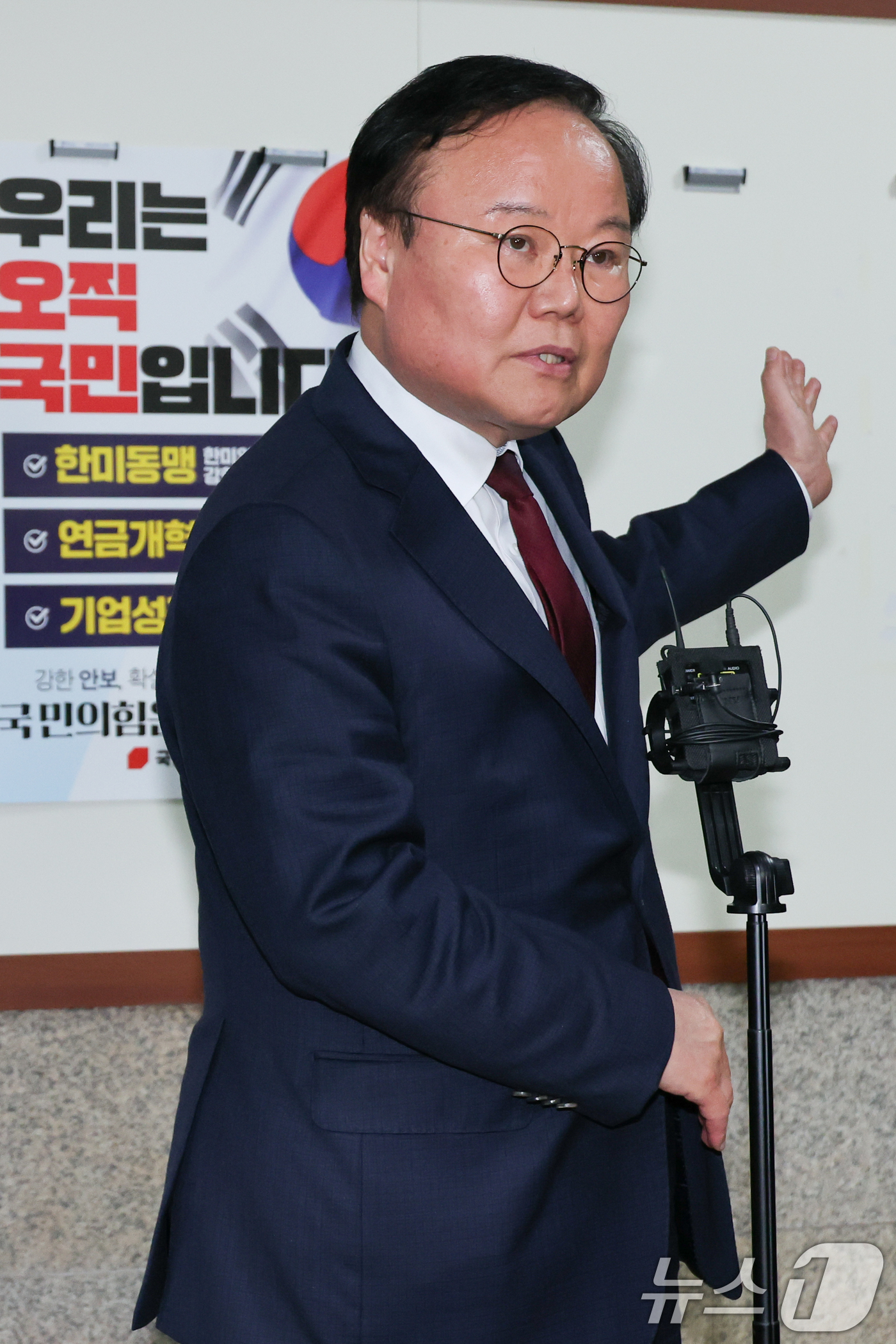 (서울=뉴스1) 안은나 기자 = 김문수 국민의힘 대통령 후보 대리인인 김재원 비서실장이 10일 서울 여의도 국회에서 단일화 협상 관련 한덕수 예비후보 측과 회동을 마친 뒤 브리핑을 …