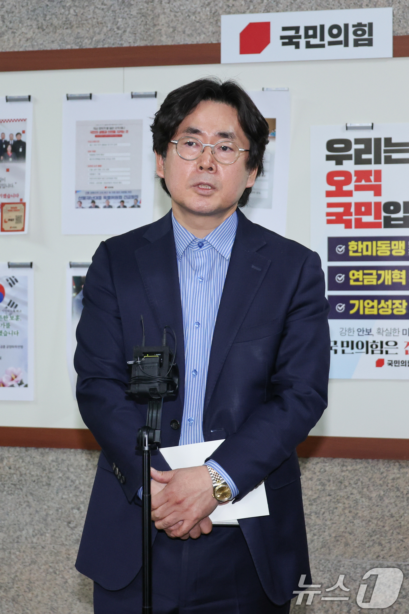 (서울=뉴스1) 안은나 기자 = 한덕수 국민의힘 대선 예비후보 대리인인 윤기찬 정책 대변인이 10일 서울 여의도 국회에서 김문수 후보 측과 단일화 협상 관련 회동을 마친 뒤 브리핑 …