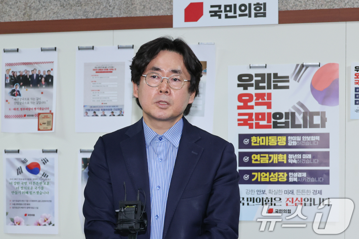 (서울=뉴스1) 안은나 기자 = 한덕수 국민의힘 대선 예비후보 대리인인 윤기찬 정책 대변인이 10일 서울 여의도 국회에서 김문수 후보 측과 단일화 협상 관련 회동을 마친 뒤 브리핑 …