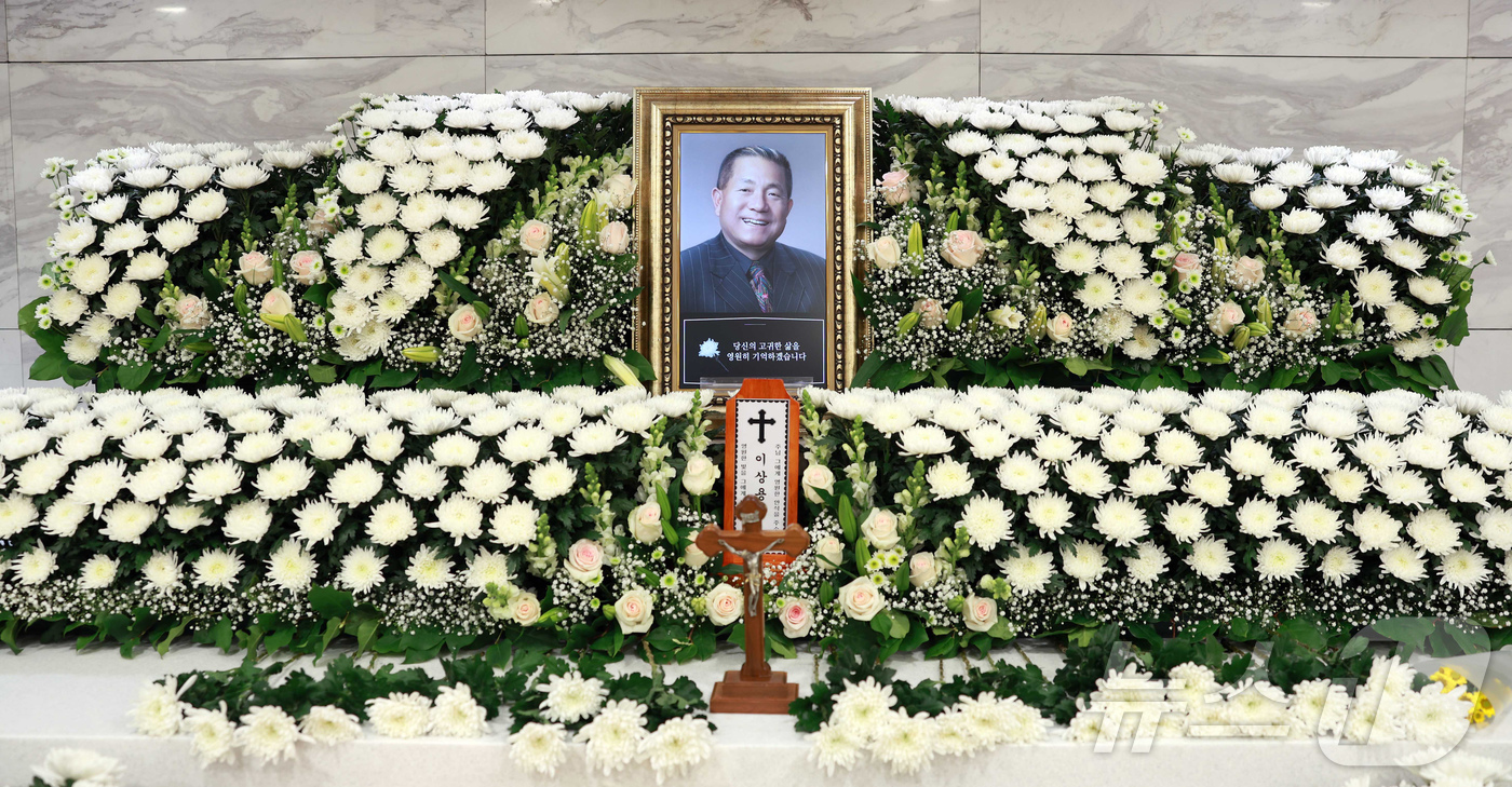 (서울=뉴스1) 사진공동취재단 = 10일 오후 서울 서초구 반포동 가톨릭대학교 서울성모병원장례식장에 '뽀빠이' 故 이상용 씨 빈소가 마련됐다. 2025.5.10/뉴스1