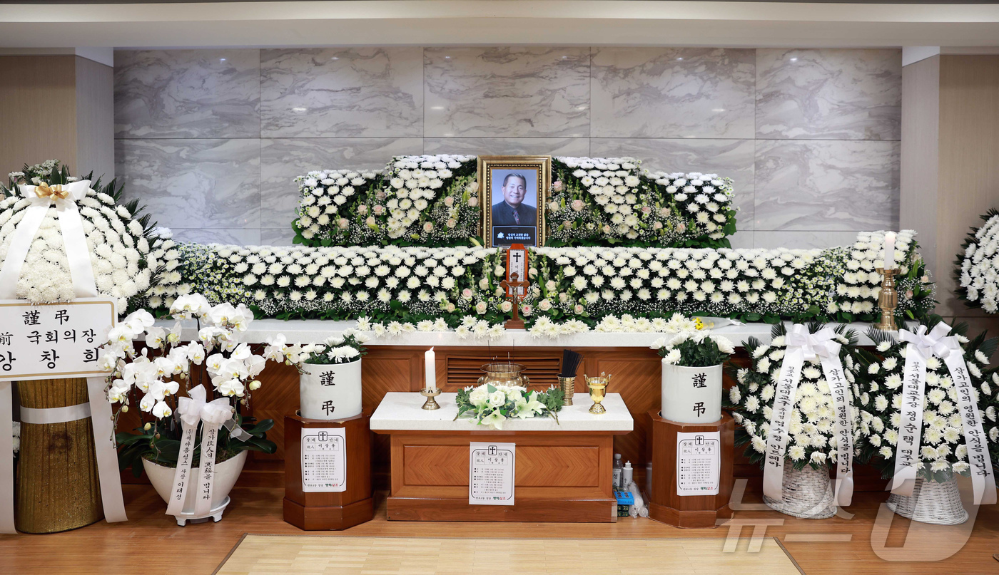 (서울=뉴스1) 사진공동취재단 = 10일 오후 서울 서초구 반포동 가톨릭대학교 서울성모병원장례식장에 '뽀빠이' 故 이상용 씨 빈소가 마련됐다. 2025.5.10/뉴스1