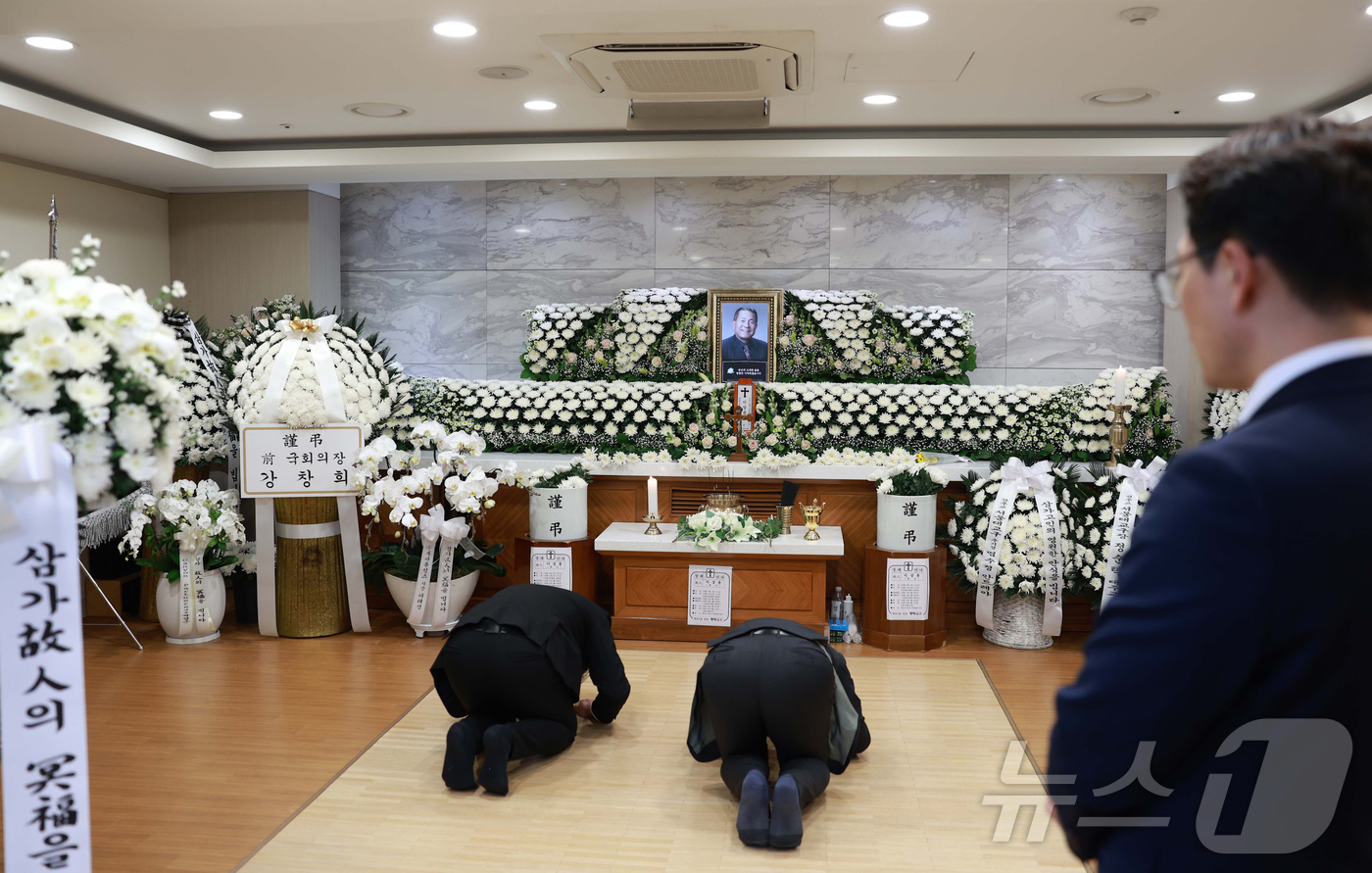 (서울=뉴스1) 사진공동취재단 = 10일 오후 서울 서초구 반포동 가톨릭대학교 서울성모병원장례식장에 '뽀빠이' 故 이상용 씨 빈소가 마련됐다. 2025.5.10/뉴스1