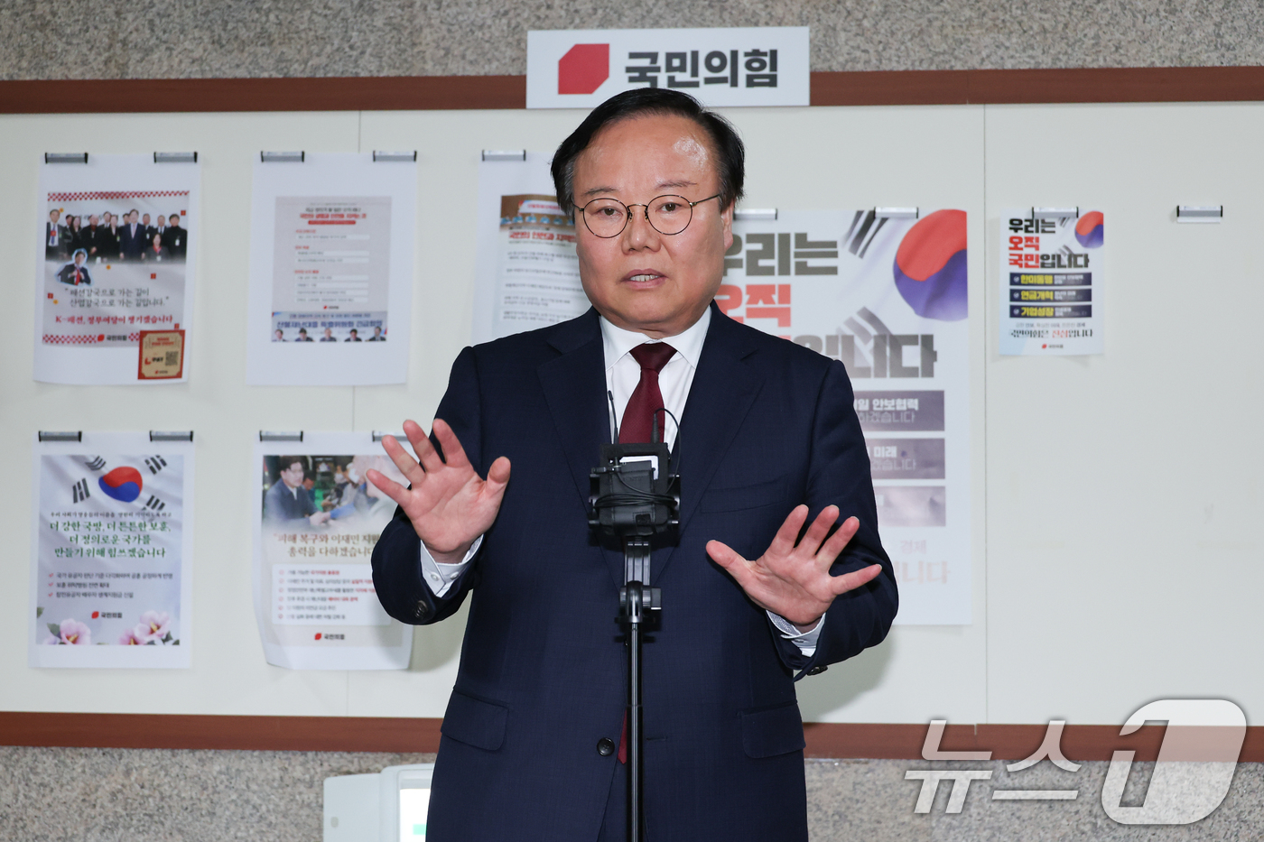 (서울=뉴스1) 안은나 기자 = 김문수 국민의힘 대통령 후보 대리인인 김재원 비서실장이 10일 서울 여의도 국회에서 단일화 협상 관련 한덕수 예비후보 측과 회동을 마친 뒤 브리핑을 …