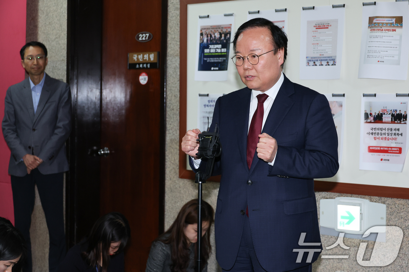 (서울=뉴스1) 안은나 기자 = 김문수 국민의힘 대통령 후보 대리인인 김재원 비서실장이 10일 서울 여의도 국회에서 단일화 협상 관련 한덕수 예비후보 측과 회동을 마친 뒤 브리핑을 …